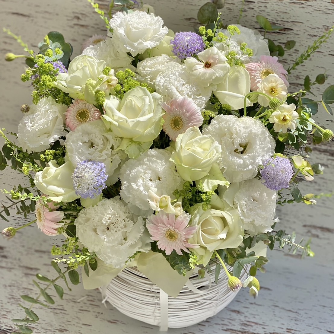 【結婚記念日】祝福の想いを込めた、華やかで愛らしいアレンジメント