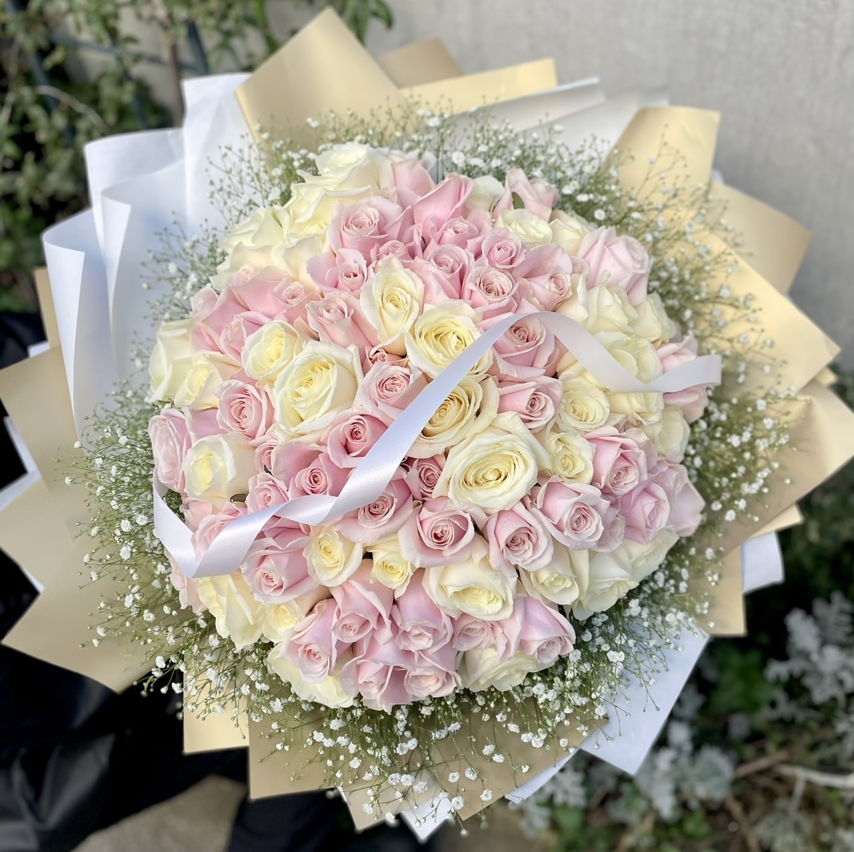 【お誕生日】バラとかすみ草の豪華な花束