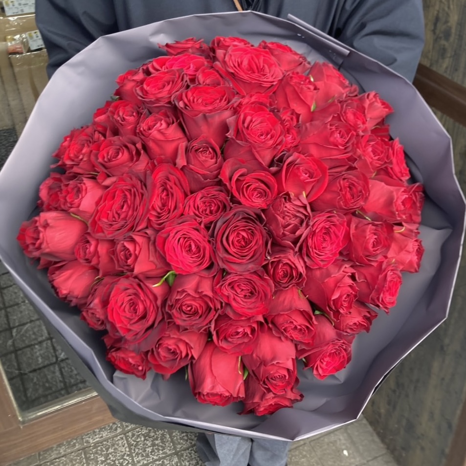 赤いバラ60本の花束をお届け